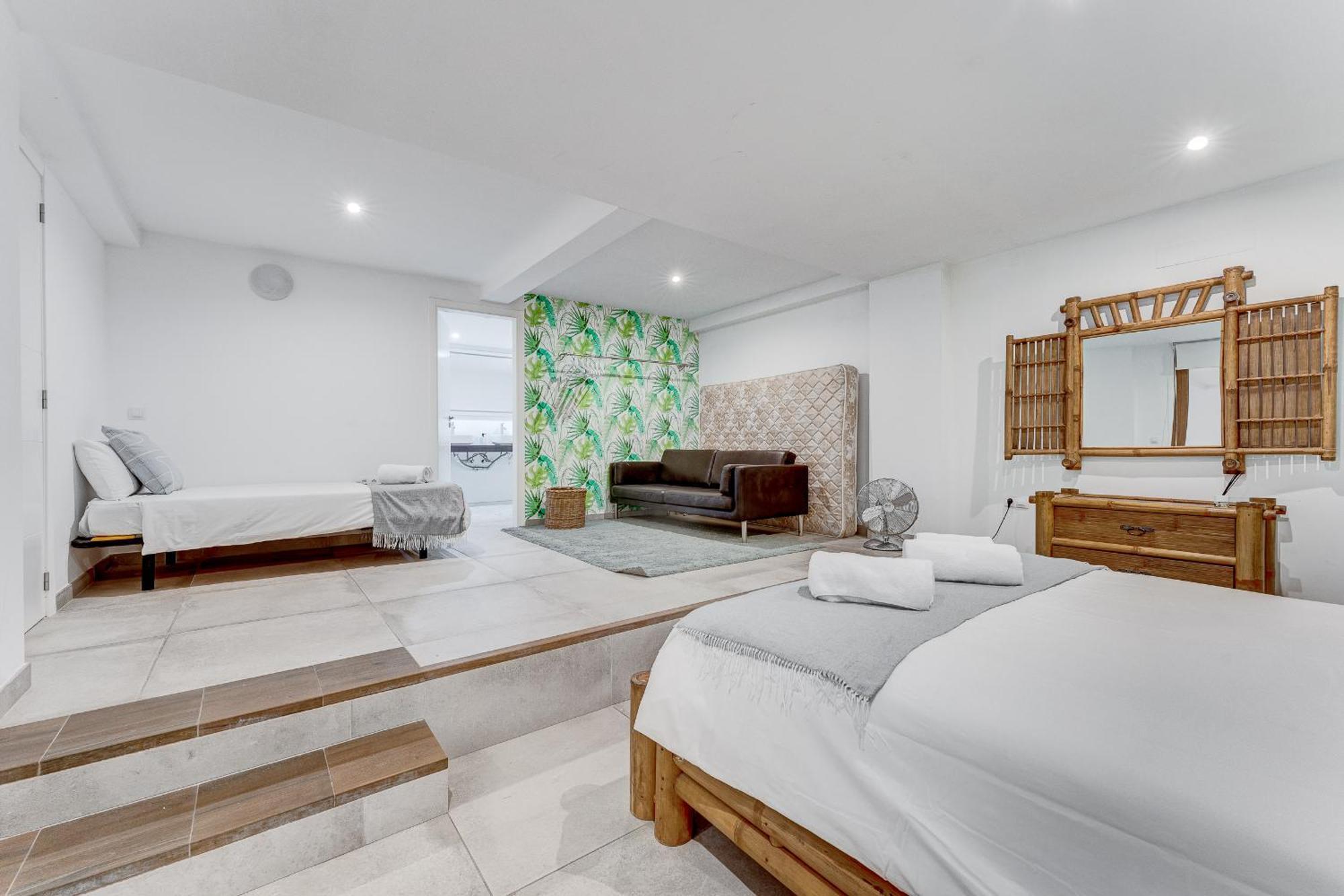 Fabulous Contemporary 5 Bedroom Villa With Private Heated Pool, Sleeps Max 13 กาเยาซัลวาเค ภายนอก รูปภาพ